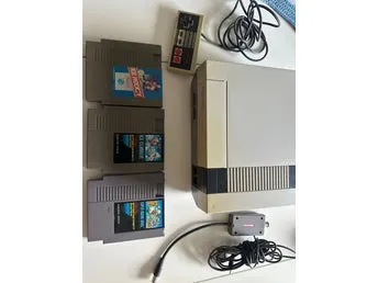 Nintendo NES med tre spel: Ice Hockey, Ice Climber, Super Mario Bros.