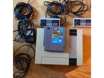 Nintendo NES konsol med The Simpsons: Bart vs. the Space Mutants